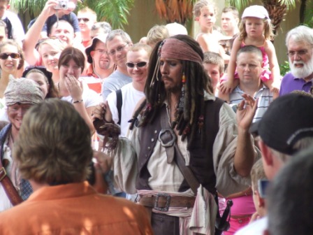 Iemand deed Captain Jack Sparrow van Pirates of the Carribean na (wel heel erg goed)